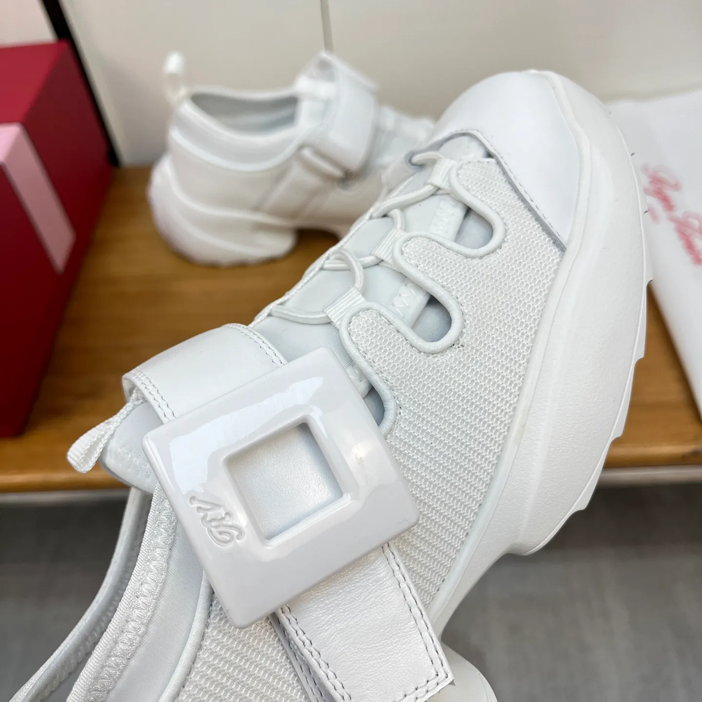 👟👟Ex-factory price 560👟👟 Genuine leather sole +30 2025 spring and summer new CHANEL white slippers, full of luxury style. The upper is decorated with iconic double C elements and is matched with exquisite plaid weaving. It is light and elegant, and the details are full of brand recognition. The simple flat bottom design fits the shape of the foot and brings a comfortable wearing experience. Whether paired with casual shorts, skirts, or simple suits, it can easily enhance the sense of fashion and highlight the wearer's exquisite taste and elegance. It is an excellent item for fashionistas to create exquisite looks. Color: black white